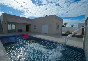 Location annuelle d'une villa avec piscine à Sidi Jmour  L 783