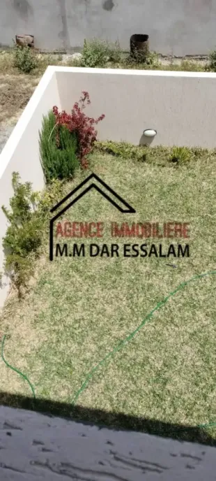 une maison indépendante avec un jardin près de la mer