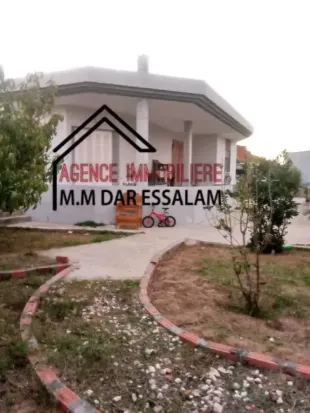 villa avec un grand jardin près de la mer 