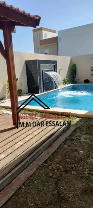 villa avec piscine près de la mer
