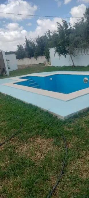 maison avec un studio et un piscine